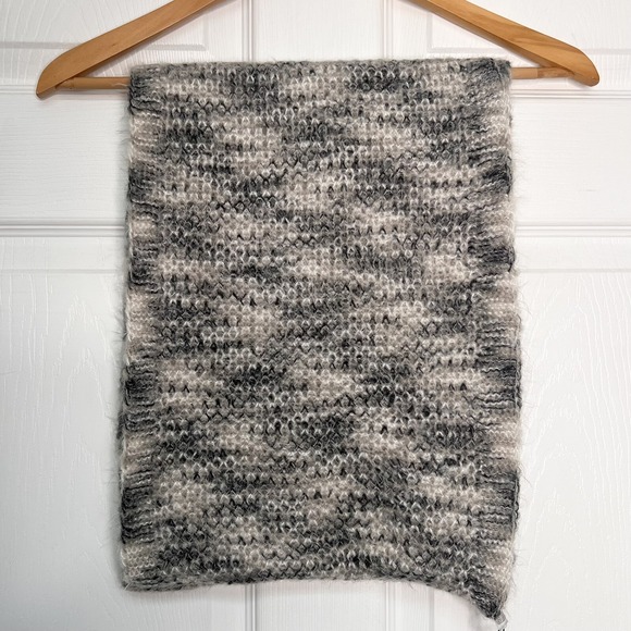 BCBGeneration Knit Winter Scarf Infinity Loop Grey White Black One Size Cozy - Picture 1 of 7
